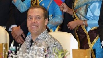 Уделает ли Зюганов в схватке за медведа Насрального?