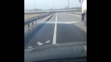 Поливомоечная машина смыла дорожную разметку на трассе в Ленобласти