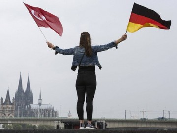 Европа в тени полумесяца. Специальный репортаж