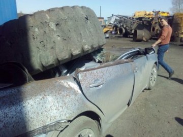 В Киселёвске колесо от БелАЗа упало на «легковушку» и раздавило её