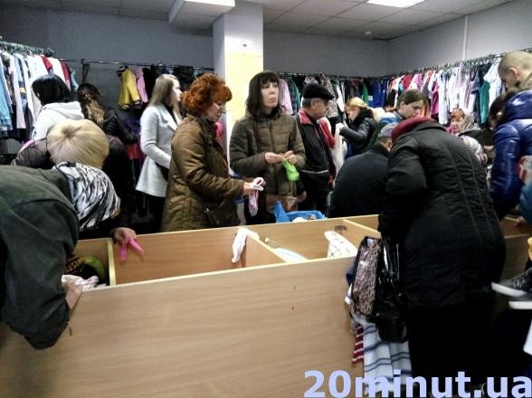 На западной Украине день нового завоза в секонд-хенд стал праздником На западной Украине день нового завоза в секонд-хенд стал праздником