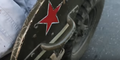 Одесса бандеровская: кодла правосеков вместе с полицией поглумились над двумя мужчинами с советской символикой.