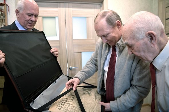 Путин навестил экс-резидента, под началом которого работал в Дрездене Путин навестил экс-резидента, под началом которого работал в Дрездене