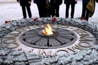 Украинские нацисты не позволили российским дипломатам возложить цветы к памятнику Неизвестному солдату