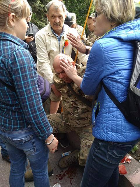 В Днепропетровске боевикам АТО расквасили носы под мемориалом Славы