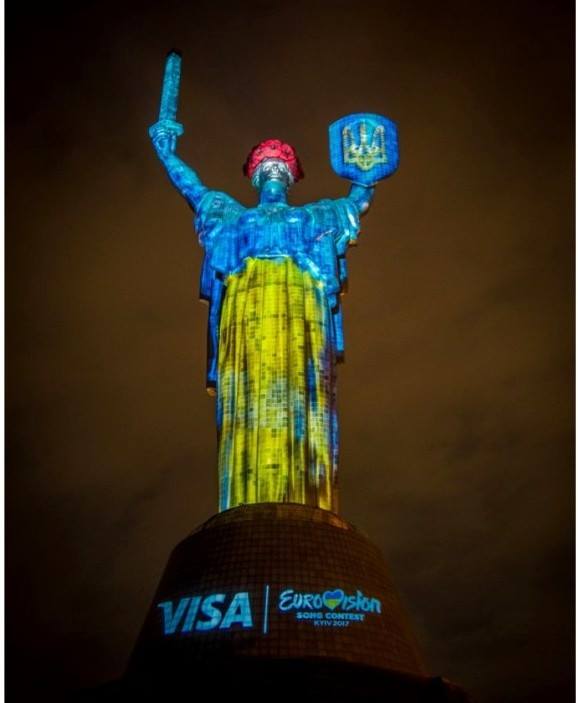 Власти Украины отдали монумент Родина-Мать под рекламу американской платежной системы