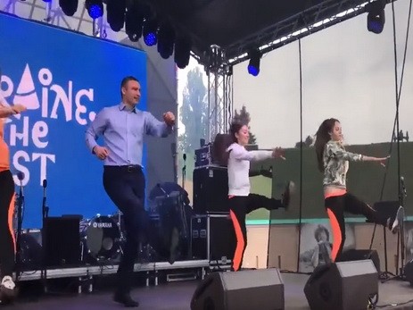 Кличко станцевал под Бритни Спирс для волонтеров Евровидения