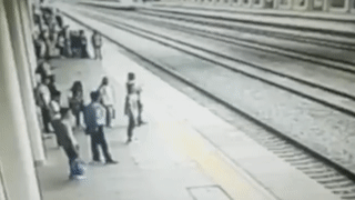 В Китае мужчина спас девушку, которая пыталась броситься под поезд (видео)