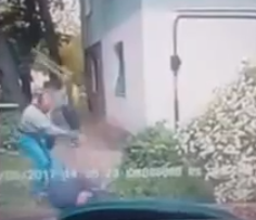 В сети появлось видео момента конфликта таксиста с правосеком