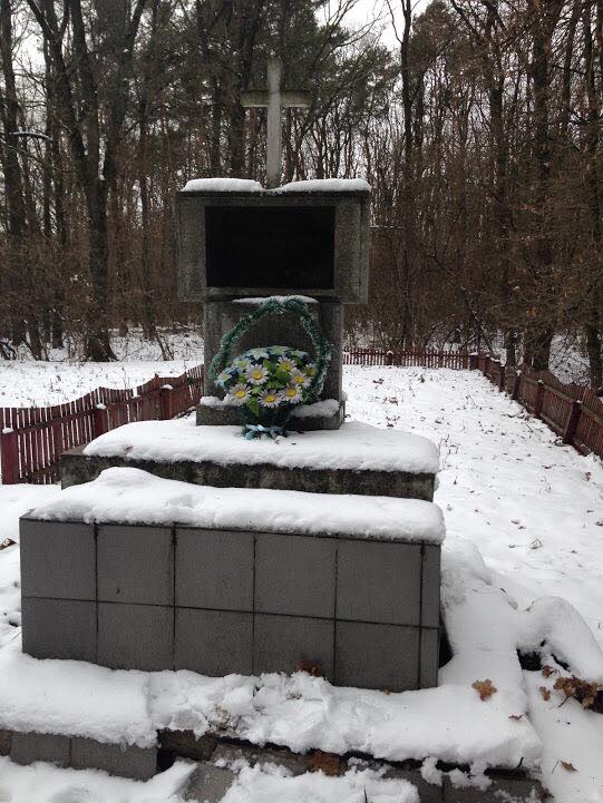 На Волыни «декоммунизировали» памятник времен ВОВ: красную звезду заменили крестом и убрали упоминание о евреях На Волыни «декоммунизировали» памятник времен ВОВ: красную звезду заменили крестом и убрали упоминание о евреях