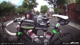 Вор-неудачник не смог украсть велосипед, зато эпично потерял свой (видео)