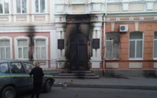 Горсовет Мелитополя забросали коктейлями Молотова Горсовет Мелитополя забросали коктейлями Молотова