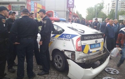 В Одессе авто полиции врезалось в магазин