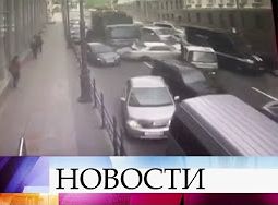 Во Владивостоке грузовик с отказавшими тормозами на светофоре смёл два десятка машин
