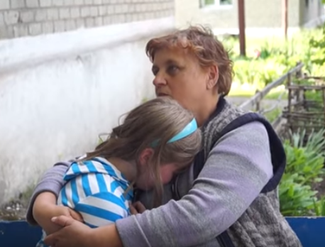 Укрофашисты обстреляли Спартак. Снаряд попал в жилой двор, в котором делала уроки девочка