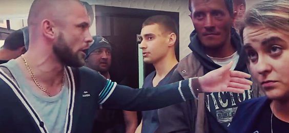 Появилось видео дебоша нацистов в ливанском кафе в Киеве — от персонала требовали говорить на мове или «убираться вон» Появилось видео дебоша нацистов в ливанском кафе в Киеве — от персонала требовали говорить на мове или «убираться вон»