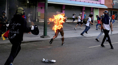 В Венесуэле мужчину подожгли заживо во время протестов