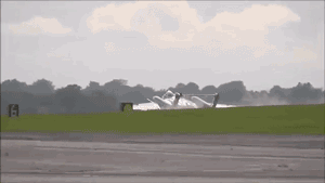 "Революционный" британский истребитель сел на брюхо после авиашоу