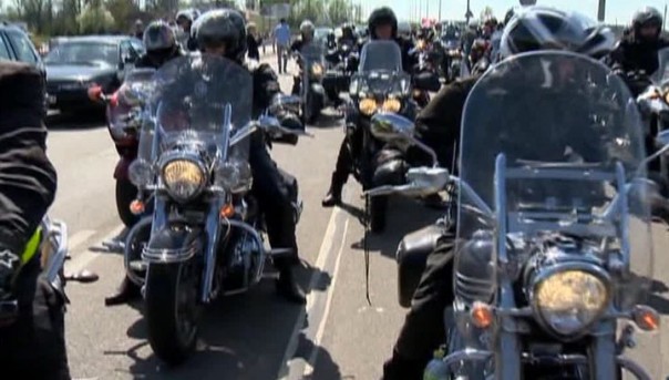 "Ночные волки" возложили цветы на кладбище советских солдат в Варшаве