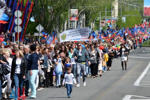 В Донецке прошел многотысячный митинг в честь праздника трудящихся В Донецке прошел многотысячный митинг в честь праздника трудящихся