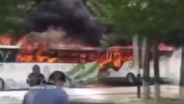 В пригороде Пекина сгорели сразу 12 туристических автобусов
