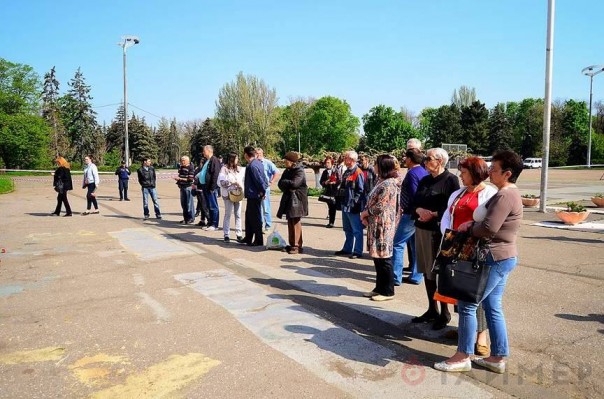 Несмотря на полицейское оцепление, одесситы с утра несут цветы к Дому профсоюзов Несмотря на полицейское оцепление, одесситы с утра несут цветы к Дому профсоюзов