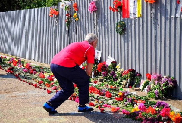 Несмотря на полицейское оцепление, одесситы с утра несут цветы к Дому профсоюзов Несмотря на полицейское оцепление, одесситы с утра несут цветы к Дому профсоюзов