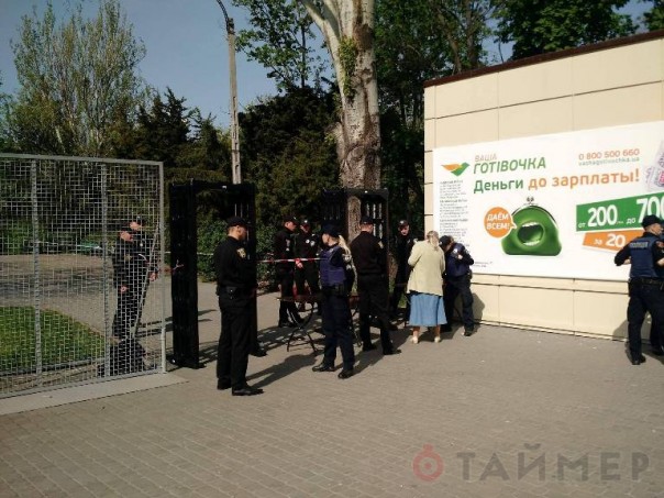 Несмотря на полицейское оцепление, одесситы с утра несут цветы к Дому профсоюзов Несмотря на полицейское оцепление, одесситы с утра несут цветы к Дому профсоюзов