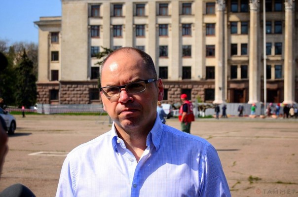 Несмотря на полицейское оцепление, одесситы с утра несут цветы к Дому профсоюзов Несмотря на полицейское оцепление, одесситы с утра несут цветы к Дому профсоюзов