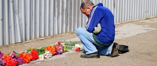 Несмотря на полицейское оцепление, одесситы с утра несут цветы к Дому профсоюзов