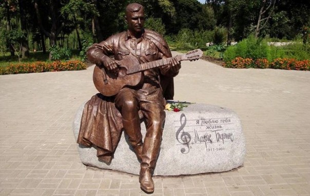 В Нежине украли памятник артисту Марку Бернесу