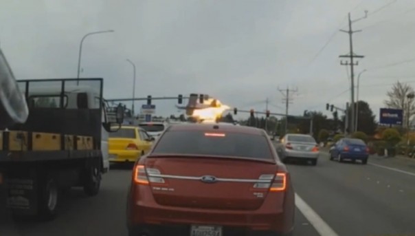 Самолет взорвался над оживленной трассой в Сиэтле.