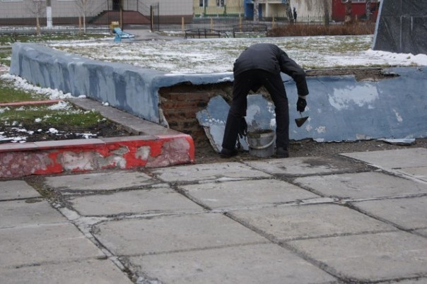 "Хорошо же держит". Чиновники отремонтировали мемориал ВОВ монтажной пеной