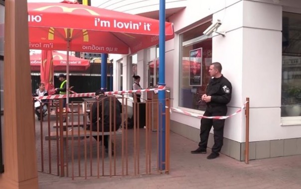 В Киеве с одного удара убили мужчину, закурившего у ресторана (Видео)