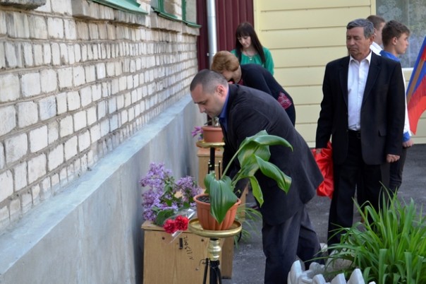 Сводка от НМ ЛНР 4 мая 2017. Жители Георгиевки открыли памятные доски учителям, погибшим в результате агрессии Киева Сводка от НМ ЛНР 4 мая 2017. Жители Георгиевки открыли памятные доски учителям, погибшим в результате агрессии Киева