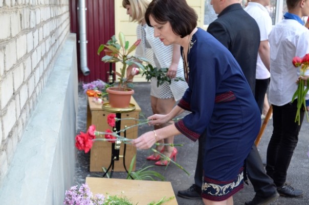 Сводка от НМ ЛНР 4 мая 2017. Жители Георгиевки открыли памятные доски учителям, погибшим в результате агрессии Киева Сводка от НМ ЛНР 4 мая 2017. Жители Георгиевки открыли памятные доски учителям, погибшим в результате агрессии Киева