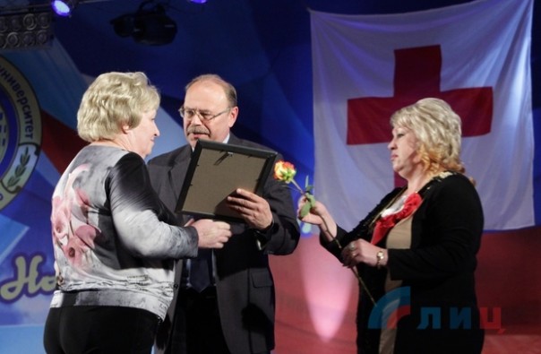 Сводка от НМ ЛНР 4 мая 2017. Жители Георгиевки открыли памятные доски учителям, погибшим в результате агрессии Киева Сводка от НМ ЛНР 4 мая 2017. Жители Георгиевки открыли памятные доски учителям, погибшим в результате агрессии Киева