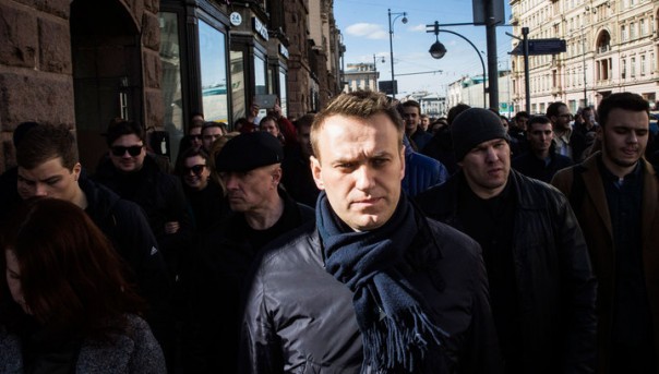 Навальному выдали загранпаспорт и запретили выезд за границу