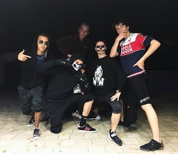 Сына Порошенко засняли в футболке с надписью "Россия" Сына Порошенко засняли в футболке с надписью "Россия"