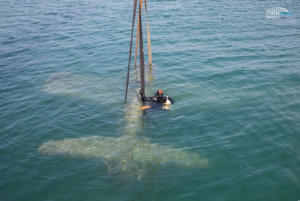 Строители Крымского моста помогли поднять со дна самолёт времён Великой Отечественной Войны Строители Крымского моста помогли поднять со дна самолёт времён Великой Отечественной Войны