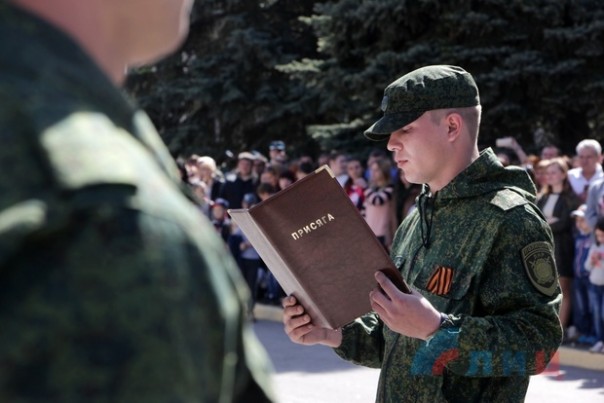 Глава ЛНР поздравил сотрудников МВД Республики с Днем Победы и вручил краповые береты Глава ЛНР поздравил сотрудников МВД Республики с Днем Победы и вручил краповые береты