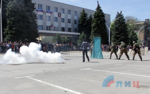 Глава ЛНР поздравил сотрудников МВД Республики с Днем Победы и вручил краповые береты Глава ЛНР поздравил сотрудников МВД Республики с Днем Победы и вручил краповые береты