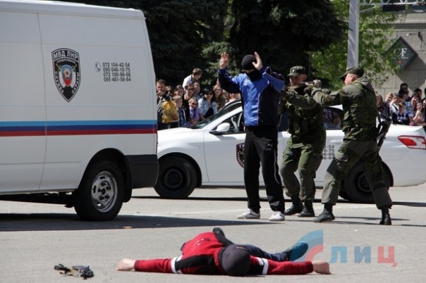 Глава ЛНР поздравил сотрудников МВД Республики с Днем Победы и вручил краповые береты Глава ЛНР поздравил сотрудников МВД Республики с Днем Победы и вручил краповые береты