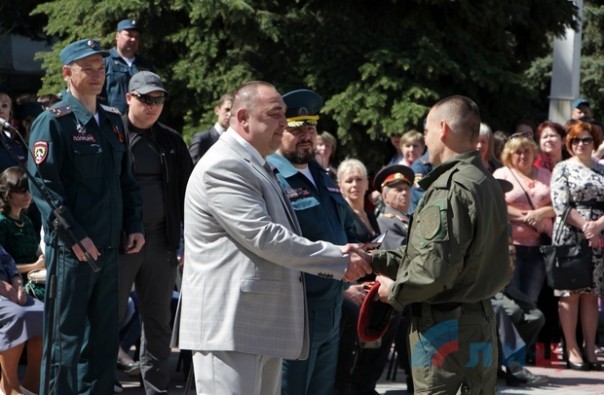 Глава ЛНР поздравил сотрудников МВД Республики с Днем Победы и вручил краповые береты Глава ЛНР поздравил сотрудников МВД Республики с Днем Победы и вручил краповые береты