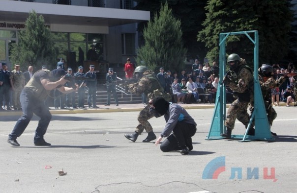 Глава ЛНР поздравил сотрудников МВД Республики с Днем Победы и вручил краповые береты Глава ЛНР поздравил сотрудников МВД Республики с Днем Победы и вручил краповые береты