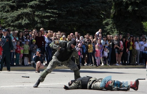 Глава ЛНР поздравил сотрудников МВД Республики с Днем Победы и вручил краповые береты Глава ЛНР поздравил сотрудников МВД Республики с Днем Победы и вручил краповые береты