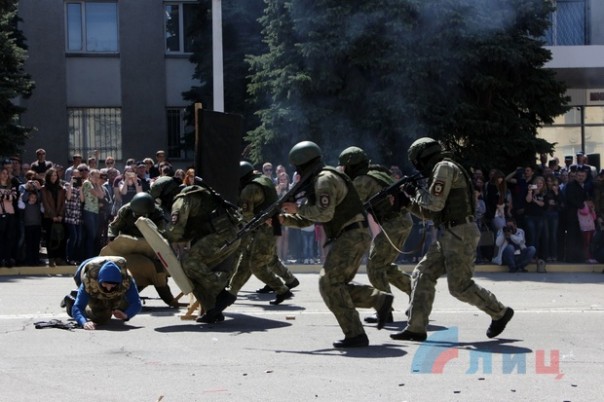 Глава ЛНР поздравил сотрудников МВД Республики с Днем Победы и вручил краповые береты Глава ЛНР поздравил сотрудников МВД Республики с Днем Победы и вручил краповые береты