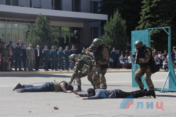 Глава ЛНР поздравил сотрудников МВД Республики с Днем Победы и вручил краповые береты Глава ЛНР поздравил сотрудников МВД Республики с Днем Победы и вручил краповые береты