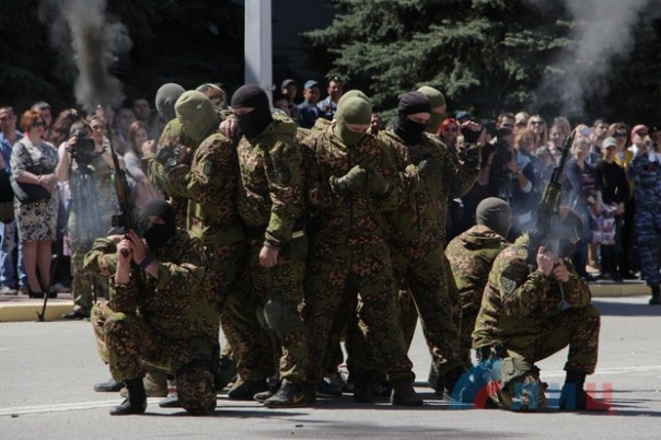 Глава ЛНР поздравил сотрудников МВД Республики с Днем Победы и вручил краповые береты Глава ЛНР поздравил сотрудников МВД Республики с Днем Победы и вручил краповые береты