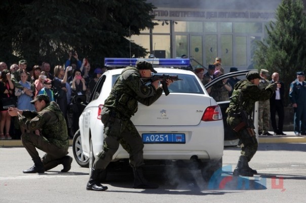 Глава ЛНР поздравил сотрудников МВД Республики с Днем Победы и вручил краповые береты Глава ЛНР поздравил сотрудников МВД Республики с Днем Победы и вручил краповые береты